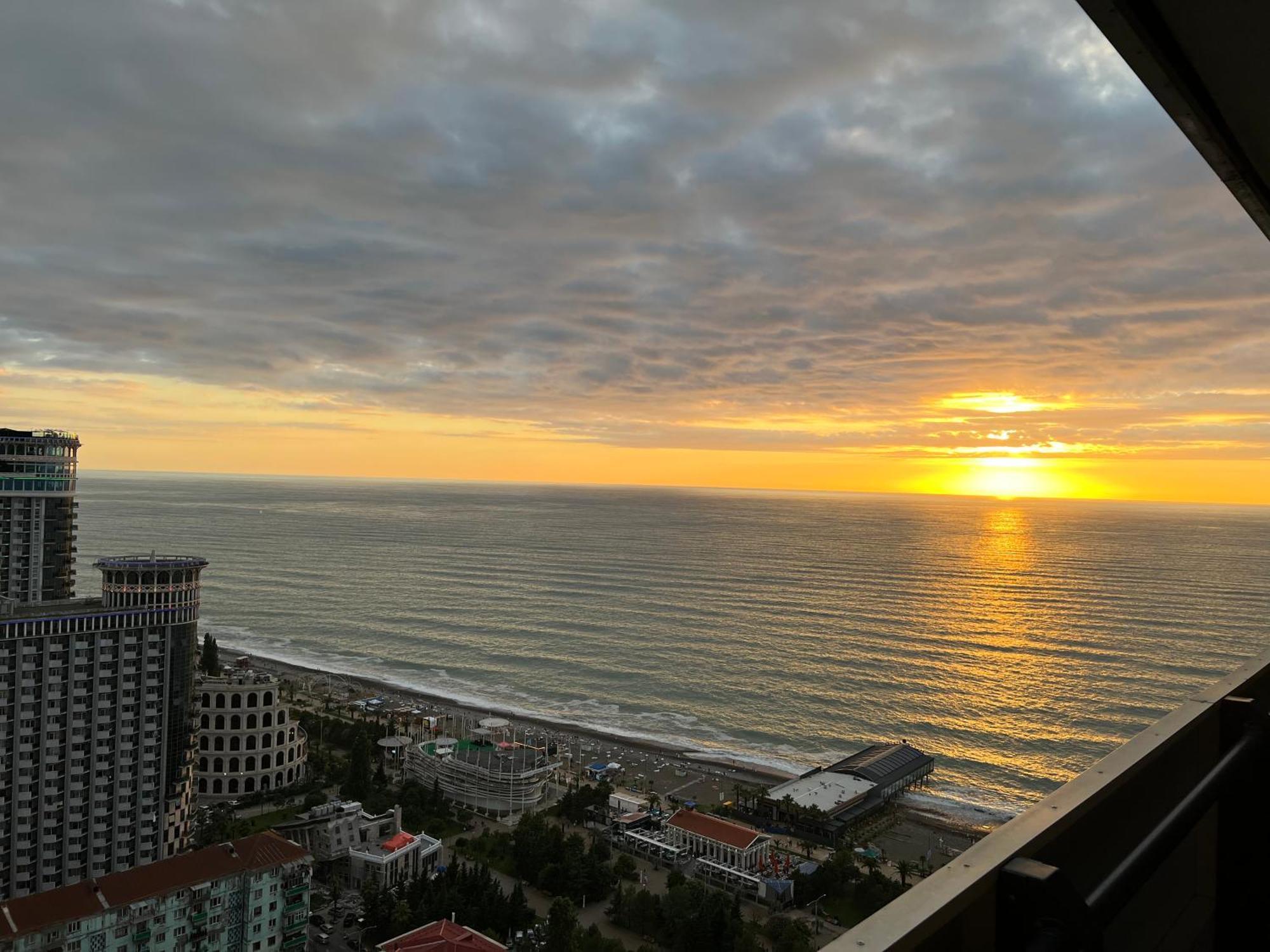 Orbi City Seaview Apartment Batumi Bagian luar foto